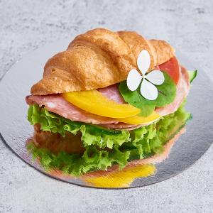 Mini croissant z kindziukiem i warzywami